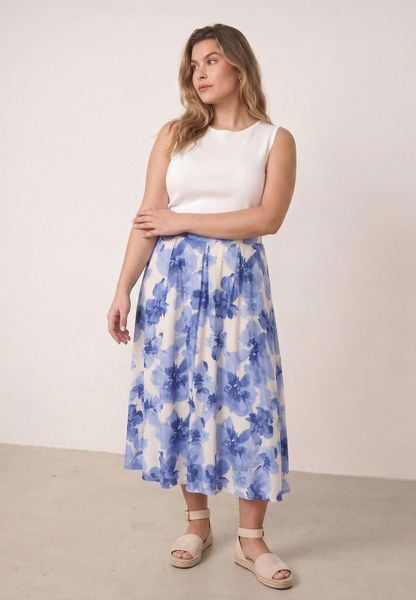 Niebieska Rozkloszowana Spódnica z Wiskozy Zdobiona Kwiatowym Wzorem Palereia. Niebieskie spódniczki damskie Born2be, l, z aplikacjami, z tkaniny, plus size, midi, proste. Za 89.99 zł.