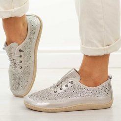 Srebrne skórzane półbuty damskie barefoot M.Daszyński Ol38-7. Szare półbuty damskie M.Daszyński, bez wzorów, z jeansu, klasyczne, bez obcasa, na płaskiej podeszwie. W wyprzedaży za 206.10 zł.