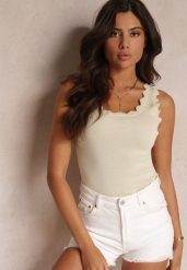 Jasnobeżowy Dzianinowy Top z Ozdobnymi Krawędziami Cerysa. Brązowe topy damskie Renee, m, bez wzorów, z dzianiny, bez kołnierzyka. Za 49.99 zł.