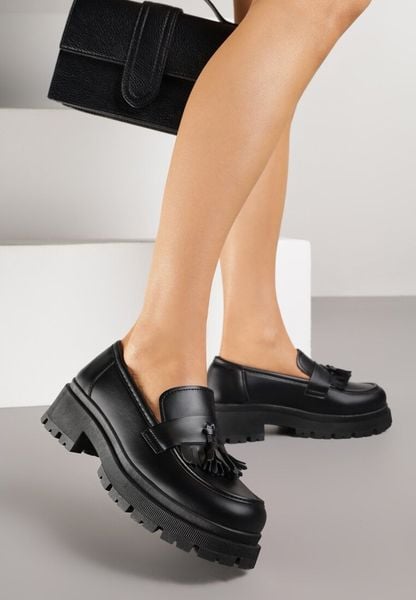 Czarne Mokasyny na Grubej Podeszwie z Frędzlami Sewolia. Czarne mokasyny damskie Born2be, z jeansu. Za 79.99 zł.