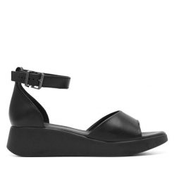 Sandały Lasocki. Czarne sandały damskie Lasocki, bez wzorów, bez obcasa, na koturnie. Za 159.99 zł.