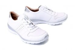 Rieker L32F3-80 white, półbuty damskie. Białe półbuty damskie Rieker, bez wzorów, ze skóry, bez obcasa. Za 359.90 zł.