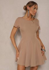 Ciemnobeżowa Sukienka o Rozkloszowanym Kroju na Krótki Rękaw Zdobiona Przeszyciami Mepiza. Brązowe sukienki damskie Renee, na spotkanie biznesowe, l, z aplikacjami, eleganckie, bez kołnierzyka, bez ramiączek, mini, rozkloszowane. W wyprzedaży za 69.99 zł.