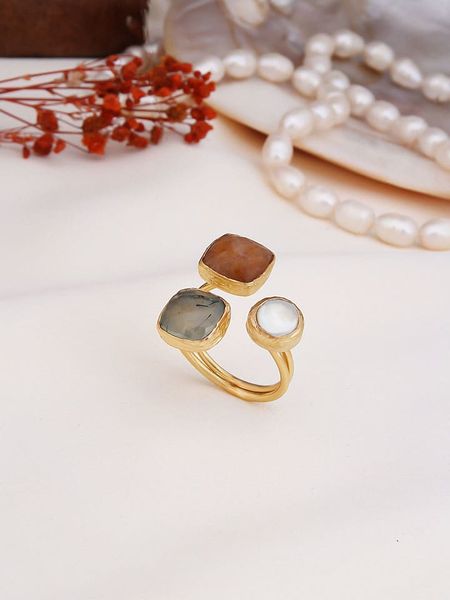 Pierres de Jade Pozłacany pierścionek z perłą i cytrynami rozmiar: onesize. Brązowe pierścionki damskie Pierres de Jade, z cytrynem, pozłacane. Za 43.99 zł.