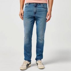WRANGLER MĘSKIE SPODNIE JEANSOWE WRANGLER TEXAS SLIM BREEZE 112364458. Spodnie materiałowe męskie Wrangler, bez wzorów, z jeansu. Za 219.99 zł.