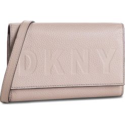 Torebka DKNY - R835A670 Warm Grey WG5. Brązowe listonoszki damskie DKNY, bez wzorów, ze skóry, bez dodatków. W wyprzedaży za 349.00 zł.