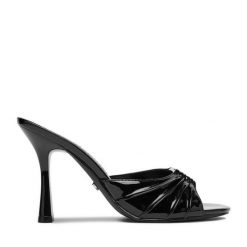 Klapki Juicy Couture. Czarne klapki damskie Juicy Couture, bez wzorów, bez obcasa. Za 249.99 zł.