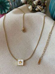 Luseera Pozłacany naszyjnik z elementem ozdobnym - dł. 45 cm rozmiar: onesize. Białe naszyjniki damskie Luseera, pozłacane. Za 39.99 zł.