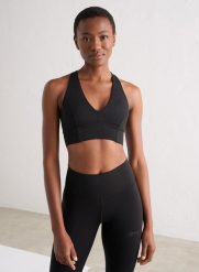 Damski biustonosz sportowy średnie wsparcie Sculpting Crossed Back czarny. Czarne biustonosze sportowe damskie Aim'n, bez wzorów, z lycry. Za 254.00 zł.