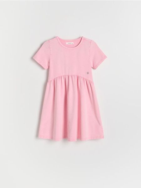 Sukienka z efektem sprania - pastelowy róż. Czerwone sukienki dziewczęce Reserved, bez wzorów, z bawełny, bez ramiączek. W wyprzedaży za 29.99 zł.