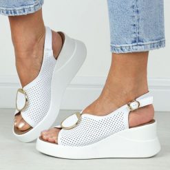 Białe skórzane sandały damskie na koturnie T.Sokolski L26-248. Białe sandały damskie Sokolski, bez wzorów, z materiału, bez obcasa, na koturnie. Za 229.00 zł.