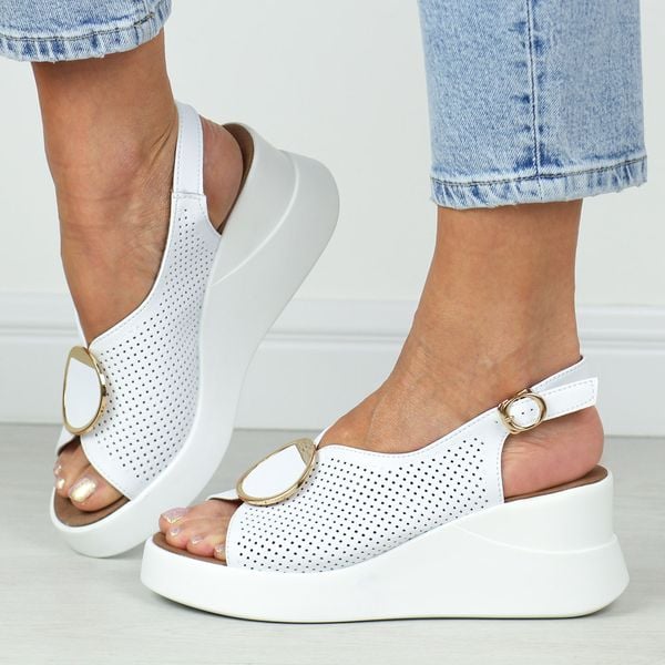 Białe skórzane sandały damskie na koturnie T.Sokolski L26-248. Białe sandały damskie Sokolski, bez wzorów, z materiału, bez obcasa, na koturnie. Za 229.00 zł.