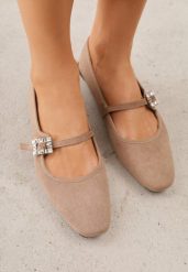 Ciemnobeżowe Balerinki z Imitacji Zamszu o Fasonie Mary Jane z Cyrkoniową Klamrą Ireltise. Brązowe baleriny damskie Renee, z aplikacjami, bez obcasa. Za 79.99 zł.