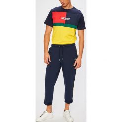 Fila - Spodnie James. Niebieskie spodnie sportowe męskie Fila, z bawełny. W wyprzedaży za 159.90 zł.