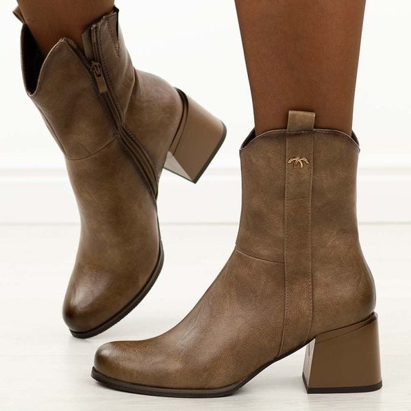 Brązowe botki damskie na obcasie M.Daszyński Sa269-2. Brązowe botki damskie M.Daszyński, na jesień, z jeansu, biznesowe, bez obcasa, na obcasie, bez zapięcia. Za 219.00 zł.