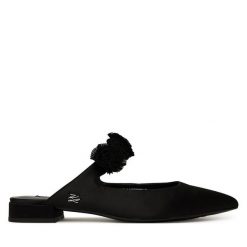 Klapki KARL LAGERFELD. Czarne klapki damskie Karl Lagerfeld, bez wzorów, bez obcasa. Za 679.99 zł.