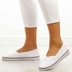 Białe skórzane półbuty damskie Cambell 14317. Białe półbuty damskie Cambell, w ażurowe wzory, z jeansu, boho, bez obcasa. Za 169.00 zł.
