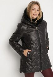 Czarna Pikowana Kurtka z Kapturem i Futrzaną Wyściółką Navea. Czarne kurtki damskie Born2be, plus size, bez wzorów, z dzianiny, z kapturem. Za 179.99 zł.