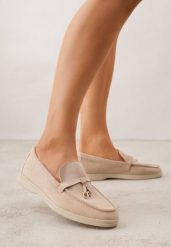 Ciemnobeżowe Mokasyny z Imitacji Zamszu z Ozdobnym Przeszyciem i Zawieszką Veleyra. Brązowe mokasyny damskie Born2be, z jeansu. Za 99.99 zł.