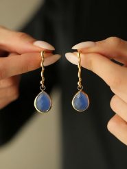 Pierres de Jade Pozłacane kolczyki-wkrętki z opalem rozmiar: onesize. Niebieskie kolczyki damskie Pierres de Jade, z opalem, pozłacane. Za 43.99 zł.