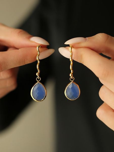 Pierres de Jade Pozłacane kolczyki-wkrętki z opalem rozmiar: onesize. Niebieskie kolczyki damskie Pierres de Jade, z opalem, pozłacane. Za 43.99 zł.