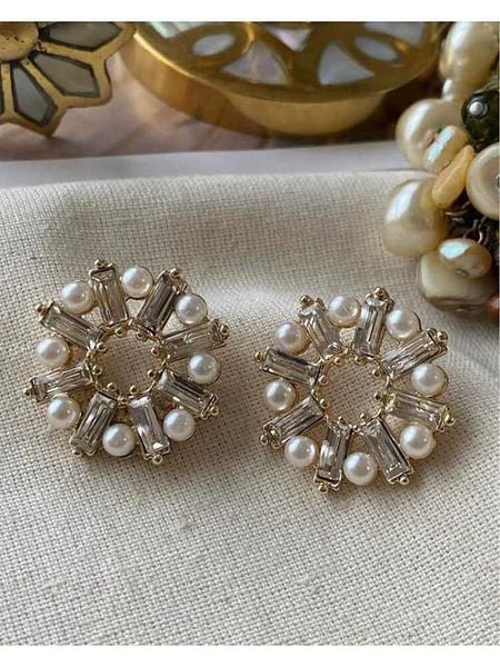 Luseera Pozłacane kolczyki-wkrętki z cyrkoniami rozmiar: onesize. Żółte kolczyki damskie Luseera, z cyrkonią, pozłacane. Za 39.99 zł.