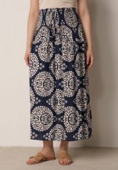 Granatowa Rozkloszowana Spódnica z Wiskozy z Wysokim Stanem i Etnicznym Wzorem Ari. Niebieskie spódniczki damskie Born2be, z aplikacjami, z wiskozy, biznesowe, z podwyższonym stanem, midi, dopasowane. Za 59.99 zł.