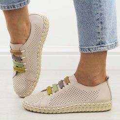 Beżowe skórzane ażurowe półbuty damskie T.Sokolski w26-03. Brązowe półbuty damskie Sokolski, w ażurowe wzory, z jeansu, biznesowe, z okrągłym noskiem, bez obcasa. Za 269.00 zł.