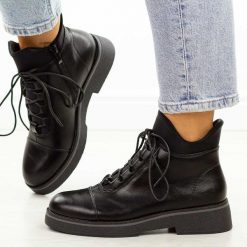 Czarne botki damskie Jezzi 2435-4. Czarne botki damskie Jezzi, na jesień, ze skóry, eleganckie, bez obcasa, bez zapięcia. W wyprzedaży za 188.34 zł.