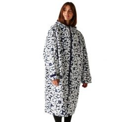 Płaszcz plażowy wodoodporny Changing Robe Regatta. Niebieskie płaszcze męskie Regatta, na lato, l, bez wzorów, z polaru. Za 269.99 zł.
