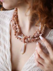 Pierres de Jade Pozłacany naszyjnik z elementami ozdobnymi - dł. 47 cm rozmiar: onesize. Różowe naszyjniki damskie Pierres de Jade, pozłacane. Za 86.99 zł.