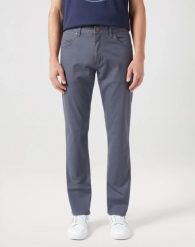 WRANGLER MĘSKIE SPODNIE MATERIAŁOWE GREENSBORO TURBULENCE 112350801. Spodnie materiałowe męskie Wrangler, bez wzorów, z materiału. Za 209.99 zł.