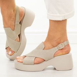 Beżowe skórzane sandały damskie na platformie S.Barski 7005. Brązowe sandały damskie S.BARSKI, bez wzorów, z jeansu, bez obcasa, na platformie. Za 249.00 zł.