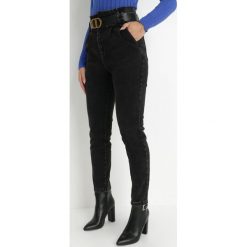 Czarne Jeansy Mom Fit z Paskiem Humilia. Czarne jeansy damskie Born2be, z podwyższonym stanem. Za 119.99 zł.