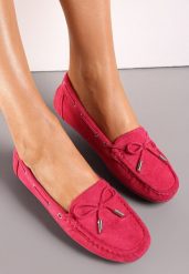 Fuksjowe Mokasyny z Cholewką przed Kostkę z Przeszyciami i Ozdobną Kokardką Yaledia. Czerwone mokasyny damskie Renee, z jeansu. Za 69.99 zł.