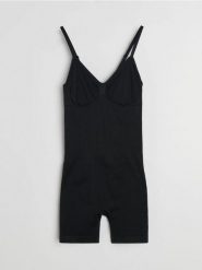 Bezszwowy kombinezon na ramiączkach z krótkimi nogawkami - czarny. Czarne kombinezony damskie Sinsay, l, bez wzorów, bez kołnierzyka, bez ramiączek, krótkie. Za 49.99 zł.
