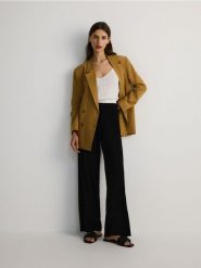 Spodnie z szerokimi nogawkami - czarny. Czarne spodnie materiałowe damskie Reserved, bez wzorów, z dzianiny. W wyprzedaży za 89.99 zł.