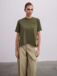 BGN Koszulka w kolorze khaki rozmiar: 38. Brązowe bluzki damskie BGN, bez wzorów, bez kołnierzyka, bez ramiączek. Za 57.20 zł.