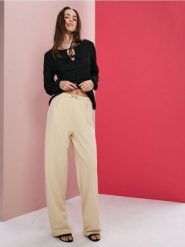 Spodnie wide leg z zakładkami i dekoracyjnym pasem - kremowy. Białe spodnie materiałowe damskie Sinsay, bez wzorów. Za 49.99 zł.