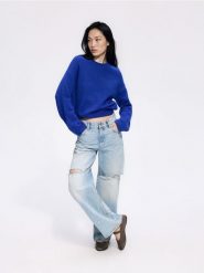 Sweter z obniżoną linią ramion - niebieski. Niebieskie swetry klasyczne damskie Reserved, l, z dzianiny, bez kołnierzyka. Za 119.99 zł.