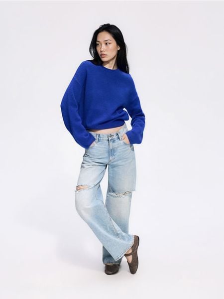 Sweter z obniżoną linią ramion - niebieski. Niebieskie swetry klasyczne damskie Reserved, l, z dzianiny, bez kołnierzyka. Za 119.99 zł.