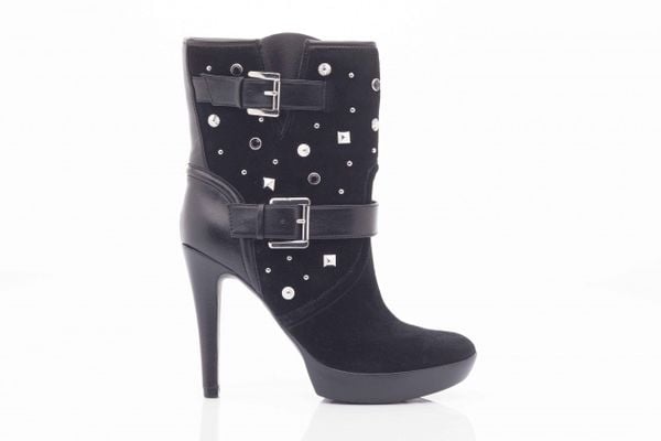 Botki Guess FL4ARILEA12 Black, Czarny, Skóra naturalna - 41. Czarne botki damskie Guess, na jesień, ze skóry, street, bez obcasa, na obcasie, bez zapięcia. W wyprzedaży za 89.10 zł.