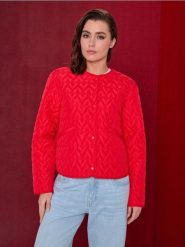 Pikowana przejściowa kurtka bez kaptura - czerwony. Czerwone kurtki damskie Sinsay, l, bez wzorów, bez kaptura. Za 59.99 zł.