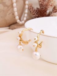 Pierres de Jade Pozłacane kolczyki-kreole z perłami rozmiar: onesize. Białe kolczyki damskie Pierres de Jade, z perłą, pozłacane. Za 56.99 zł.