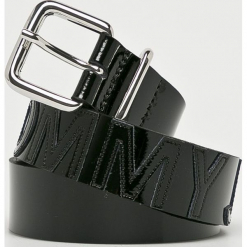 Tommy Jeans - Pasek. Czarne paski damskie Tommy Jeans, bez wzorów, z jeansu. W wyprzedaży za 159.90 zł.