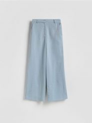 Szerokie spodnie - jasnoniebieski. Niebieskie spodnie materiałowe damskie Reserved, bez wzorów, z tkaniny. Za 139.99 zł.