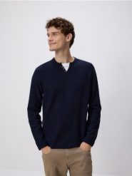 Sweter henley - granatowy. Niebieskie swetry męskie Reserved, l, bez wzorów, z bawełny, bez kołnierzyka. W wyprzedaży za 79.99 zł.