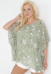 Zielona Bluzka w Kwiaty z Ozdobnym Rękawem Typu Nietoperz Lellia. Zielone bluzki damskie Born2be, bez wzorów, eleganckie, bez kołnierzyka, bez ramiączek. Za 54.99 zł.