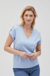 Gładki t-shirt z dekoltem w serek błękitny. Niebieskie t-shirty damskie MOODO, m, bez wzorów, z bawełny, bez kołnierzyka. Za 54.99 zł.