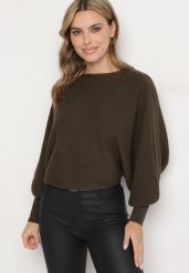 Ciemnozielony Sweter z Wiskozą Typu Nietoperz Sallindria. Zielone swetry klasyczne damskie Born2be, m, z jeansu, bez kołnierzyka. Za 64.99 zł.
